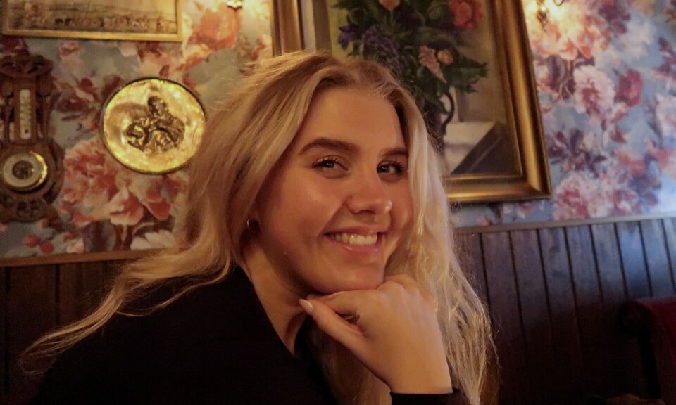 Vi må lære av menn og tørre å stå i meningene våre i samme grad som de gjør, mener artikkelforfatter Hedda Aasland