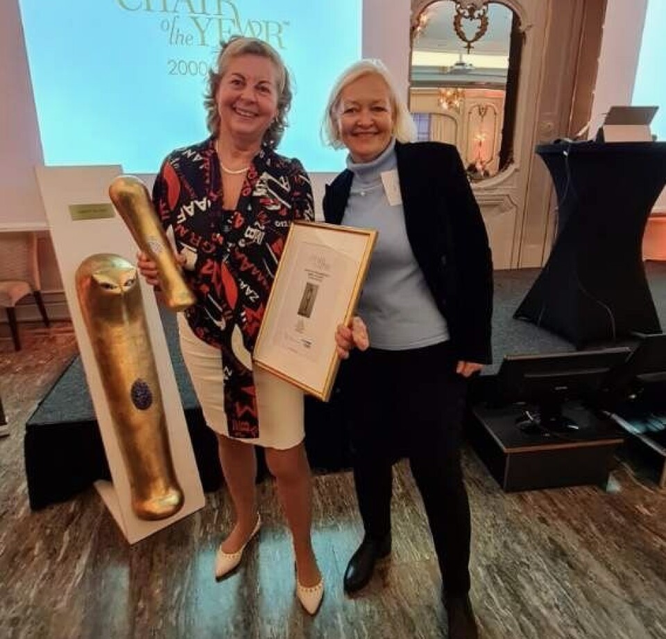 Berit Svendsen mottar prisen Årets Styreleder 2023. Her sammen med CEO av VY, Gro Bakstad.