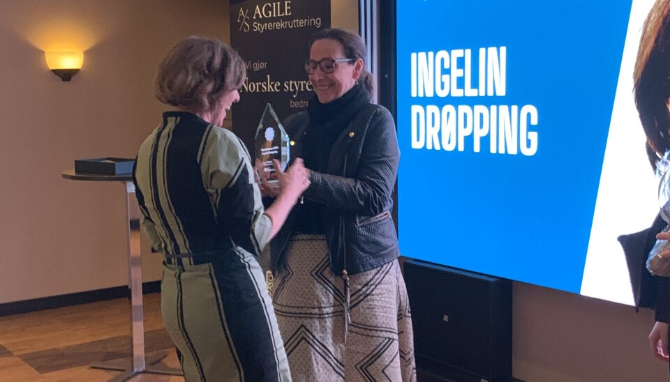 Hilde Lekven i Agile styrerekruttering hadde gleden av å dele ut prisen til Ingelin Drøpping.