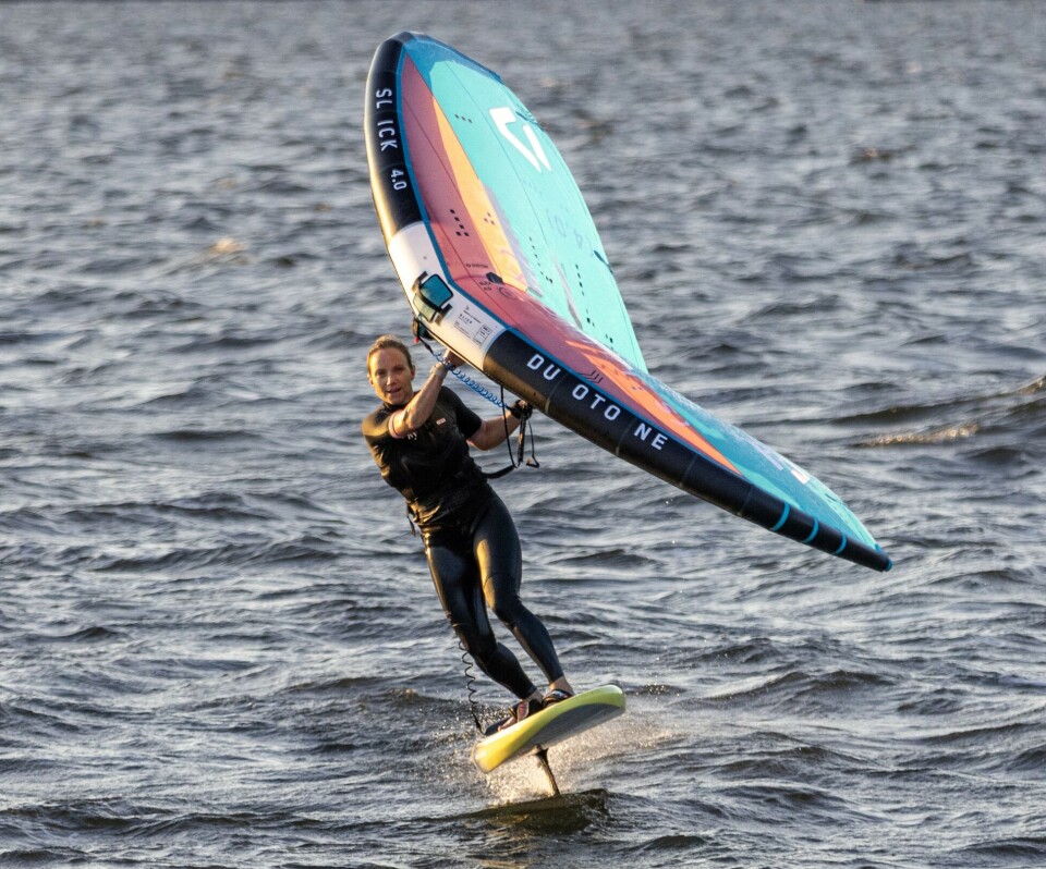 Siren Sundby i sitt rette element – på vannet. Den olympiske mesteren finner fortsatt ro og energi i seiling, selv etter overgangen til en travel lederhverdag.