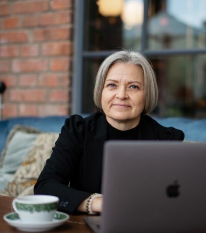 Maria Peltokangas, gjesteredaktør i AW Magazine, kombinerer sin lidenskap for bærekraft med sitt engasjement for å løfte frem kvinner som inspirerer.