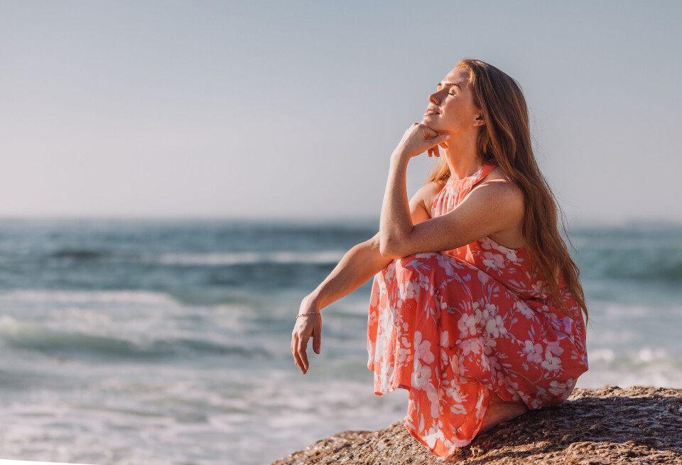 – Å være en livsnyter kan være et av våre mest undervurderte helsetiltak, sier yogaterapeut og forfatter Anette Richardsen. Gjennom sanselig tilstedeværelse kan vi aktivere kroppens evne til å restituere og finne balanse.