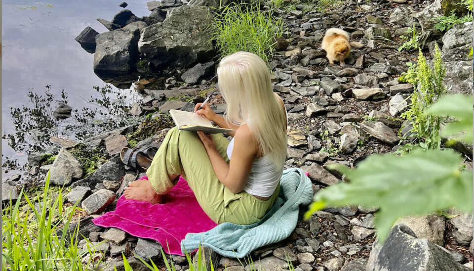 – Jeg står opp før resten av huset våkner, lager meg en god kopp kaffe og setter meg ut med dagboken, en bok og kanskje noen minutter med stillhet og pust.