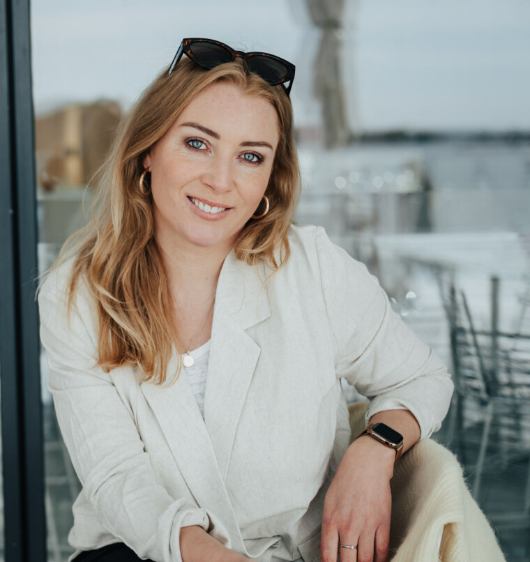 – Hvis det er noe du vil ha, gå og ta det. Ingenting skjer av seg selv, sier Tina Holt, som hjelper forfattere fra idé til ferdig bok – og videre ut i verden.