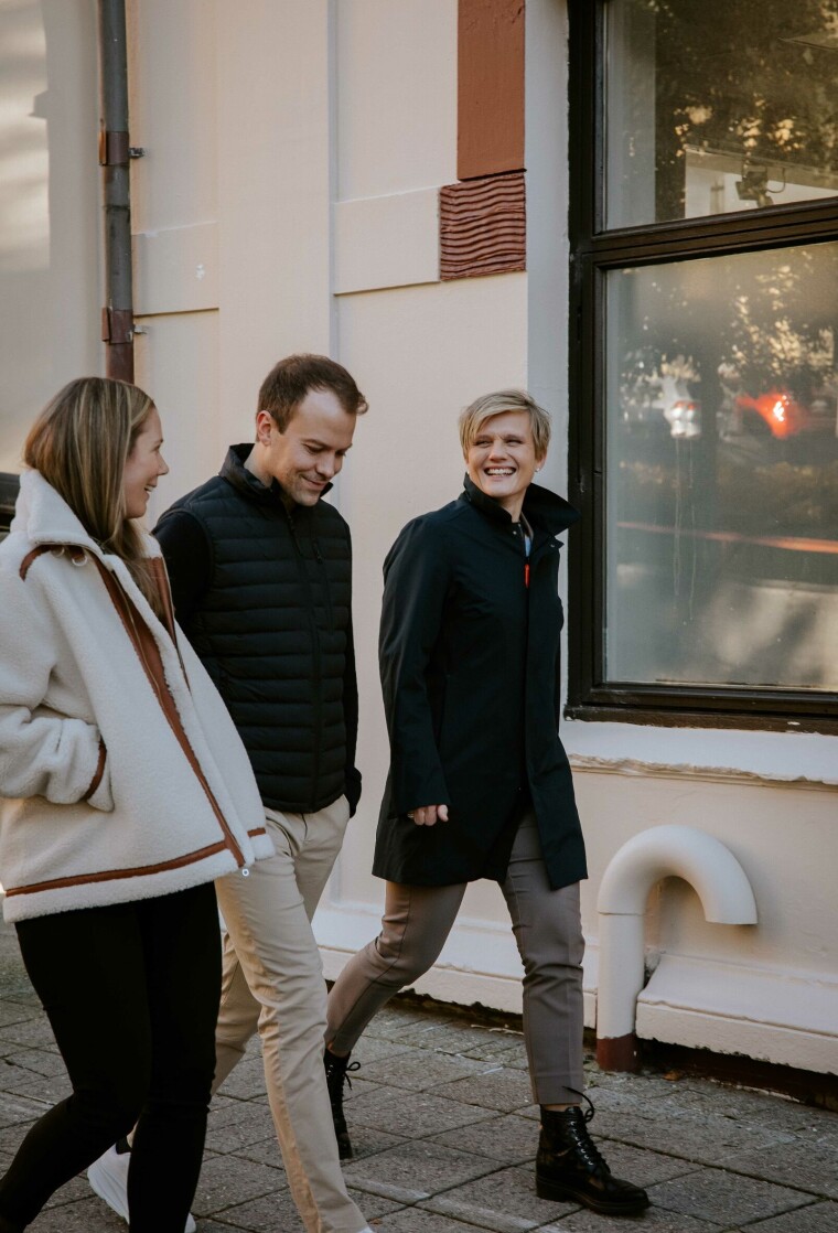 For Marit handler god ledelse om å gi tillit og ansvar – og skape et miljø der folk både trives og utvikler seg.