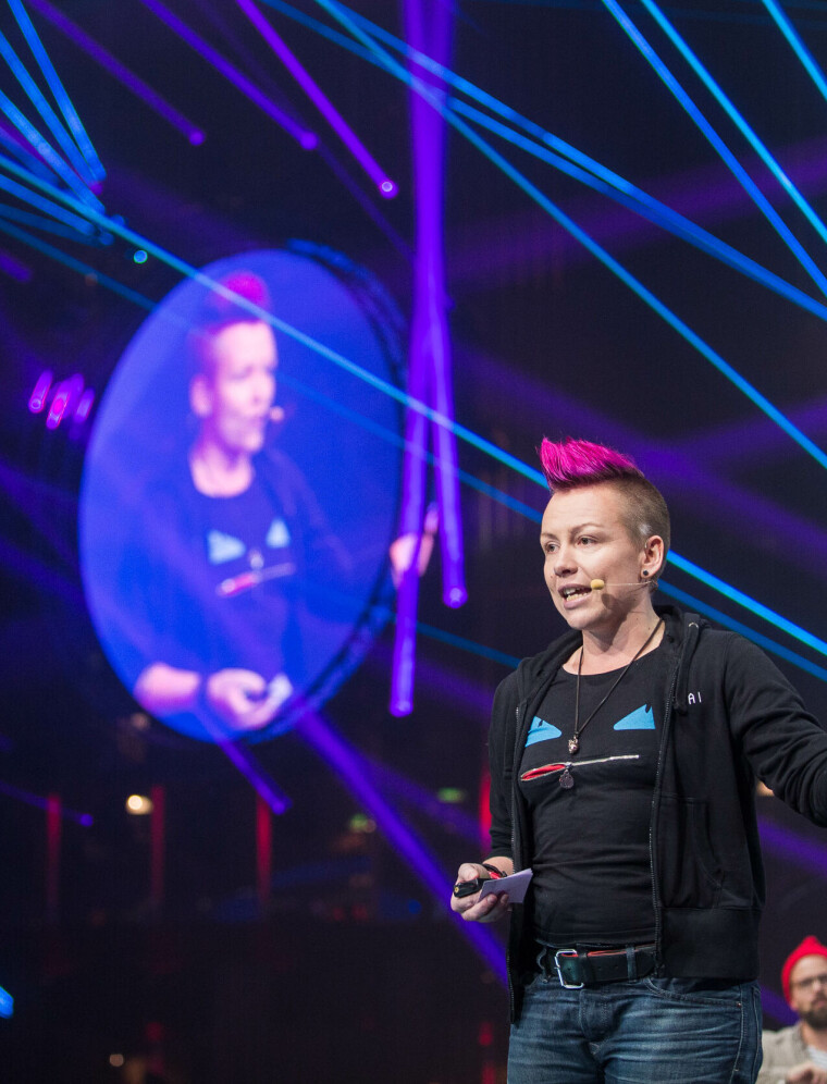 Anita på scenen under Slush, Nordens største tech-konferanse, der hun snakket om fremtiden for kunstig intelligens og hvorfor vi trenger teknologi som fremmer nysgjerrighet.