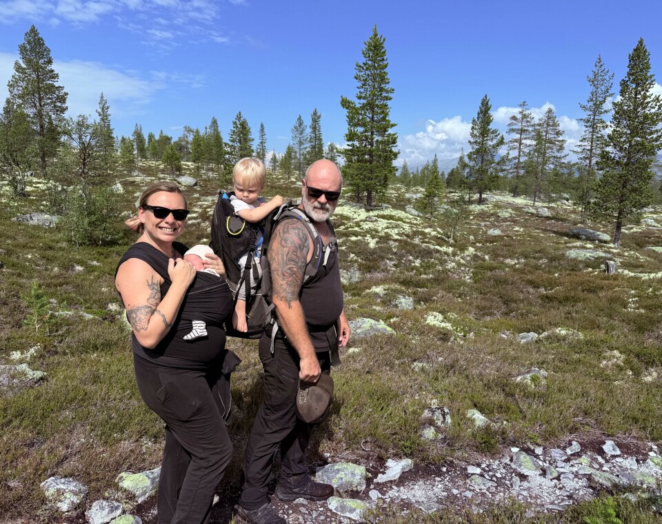 – Helt nå-nå går dagene mest i bæsjebleier, amming og å navigere to små barn under to år, sier hun med et smil.