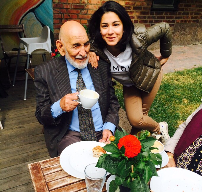 Ayesha sammen med sin far Mohammad Hassan Wolasmal som var journalist og redaktør hele sitt voksne liv.