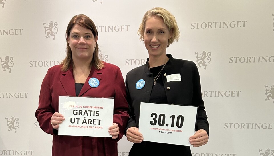 Mette Schjelderup (t.h) under høringen i Familie- og kulturkomiteen på Stortinget. Politikerne ble både overrasket og nysgjerrige da hun presenterte Norges første Likelønnsdag for mødre – 30. oktober.