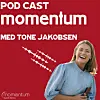 Smilende programleder foran rød bakgrunn med Momentum-podcastlogo.